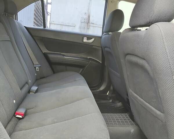 Черный Хендай Соната, объемом двигателя 2 л и пробегом 345 тыс. км за 5100 $, фото 4 на Automoto.ua