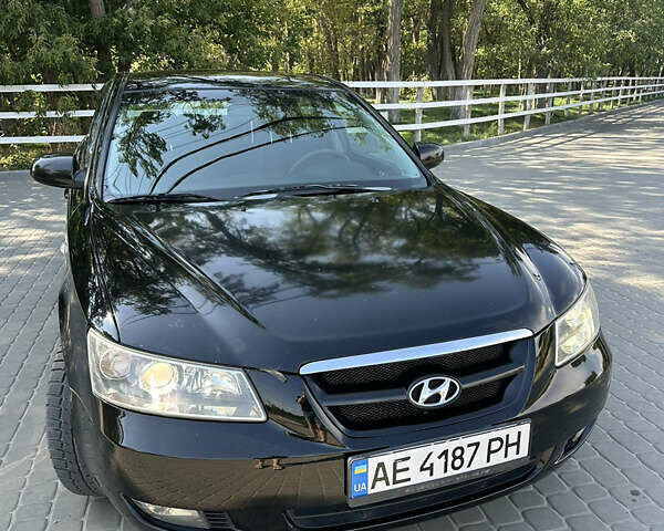 Черный Хендай Соната, объемом двигателя 2 л и пробегом 219 тыс. км за 5500 $, фото 1 на Automoto.ua