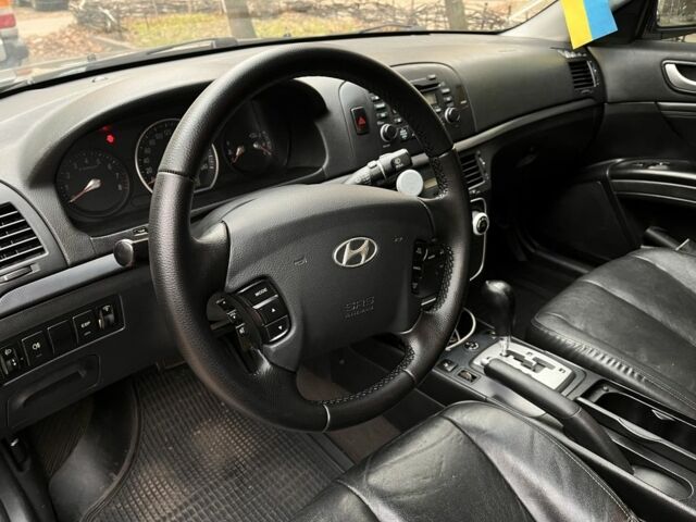 Черный Хендай Соната, объемом двигателя 2.4 л и пробегом 380 тыс. км за 5250 $, фото 3 на Automoto.ua