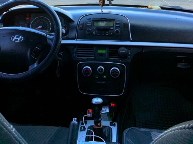 Черный Хендай Соната, объемом двигателя 2 л и пробегом 320 тыс. км за 5299 $, фото 9 на Automoto.ua