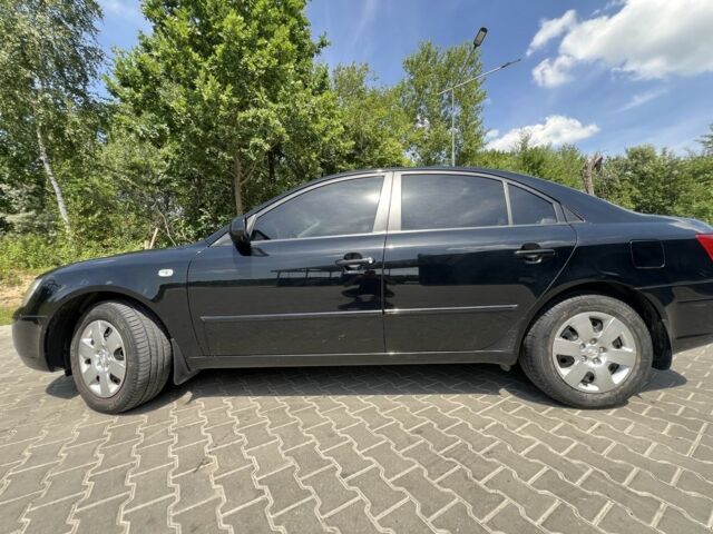 Чорний Хендай Соната, об'ємом двигуна 2 л та пробігом 173 тис. км за 6000 $, фото 2 на Automoto.ua