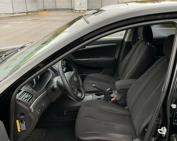 Чорний Хендай Соната, об'ємом двигуна 2 л та пробігом 150 тис. км за 6800 $, фото 31 на Automoto.ua