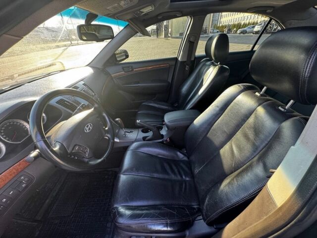 Чорний Хендай Соната, об'ємом двигуна 3.3 л та пробігом 248 тис. км за 6500 $, фото 5 на Automoto.ua