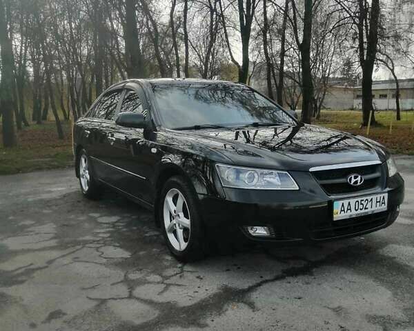 Черный Хендай Соната, объемом двигателя 2.4 л и пробегом 290 тыс. км за 5800 $, фото 3 на Automoto.ua