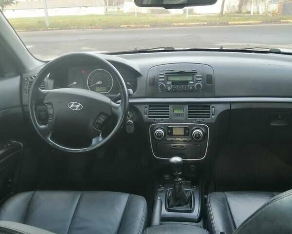 Черный Хендай Соната, объемом двигателя 2.4 л и пробегом 290 тыс. км за 5800 $, фото 5 на Automoto.ua