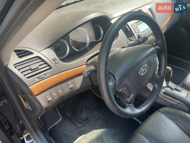 Чорний Хендай Соната, об'ємом двигуна 2.4 л та пробігом 190 тис. км за 6800 $, фото 10 на Automoto.ua