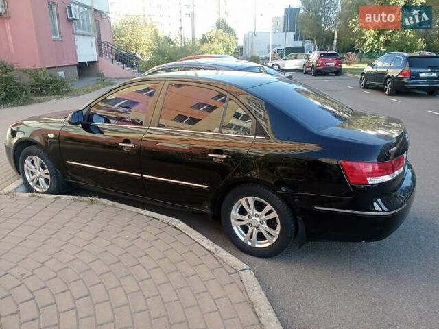 Черный Хендай Соната, объемом двигателя 2 л и пробегом 134 тыс. км за 7150 $, фото 2 на Automoto.ua