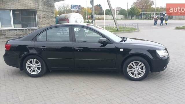 Чорний Хендай Соната, об'ємом двигуна 2 л та пробігом 216 тис. км за 6500 $, фото 4 на Automoto.ua