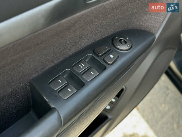 Черный Хендай Соната, объемом двигателя 2 л и пробегом 270 тыс. км за 5400 $, фото 22 на Automoto.ua