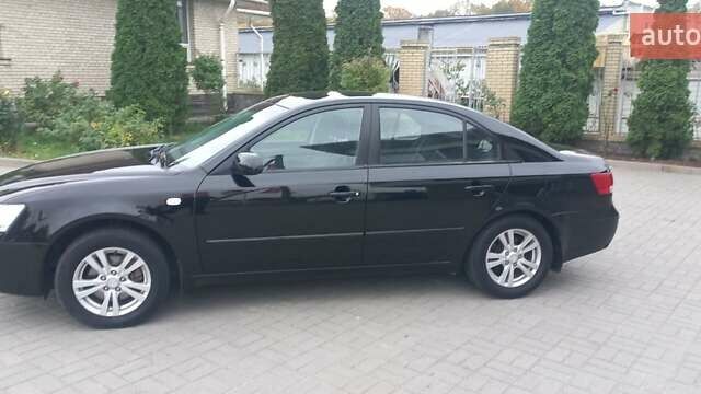 Чорний Хендай Соната, об'ємом двигуна 2 л та пробігом 216 тис. км за 6500 $, фото 2 на Automoto.ua