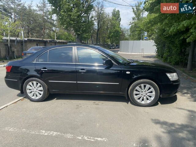 Чорний Хендай Соната, об'ємом двигуна 2.4 л та пробігом 190 тис. км за 6800 $, фото 3 на Automoto.ua