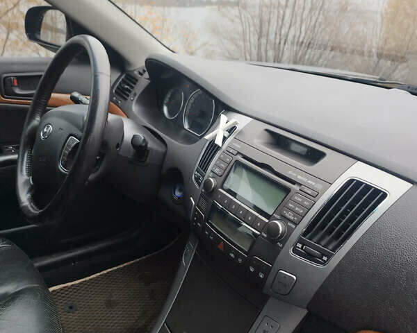 Черный Хендай Соната, объемом двигателя 2.4 л и пробегом 201 тыс. км за 5800 $, фото 12 на Automoto.ua