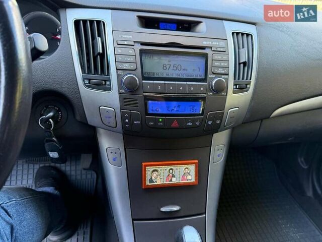 Чорний Хендай Соната, об'ємом двигуна 2 л та пробігом 109 тис. км за 6990 $, фото 12 на Automoto.ua