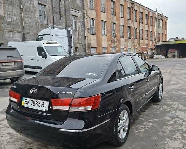 Черный Хендай Соната, объемом двигателя 2 л и пробегом 264 тыс. км за 5400 $, фото 5 на Automoto.ua