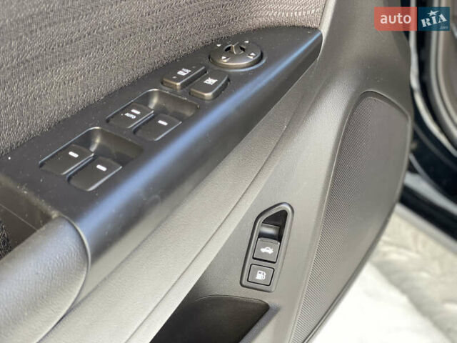 Черный Хендай Соната, объемом двигателя 2 л и пробегом 90 тыс. км за 9800 $, фото 5 на Automoto.ua