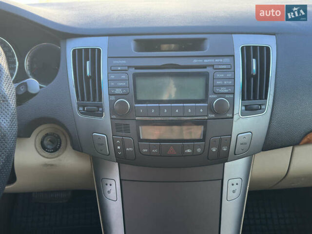 Черный Хендай Соната, объемом двигателя 3.3 л и пробегом 287 тыс. км за 4999 $, фото 12 на Automoto.ua