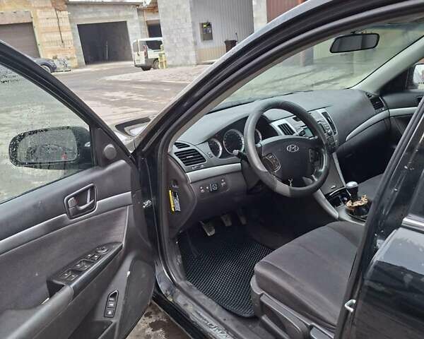 Черный Хендай Соната, объемом двигателя 2 л и пробегом 264 тыс. км за 5400 $, фото 8 на Automoto.ua