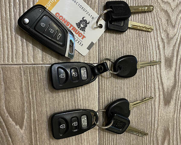 Черный Хендай Соната, объемом двигателя 3.3 л и пробегом 203 тыс. км за 8200 $, фото 4 на Automoto.ua