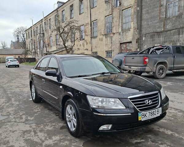 Черный Хендай Соната, объемом двигателя 2 л и пробегом 264 тыс. км за 5400 $, фото 1 на Automoto.ua