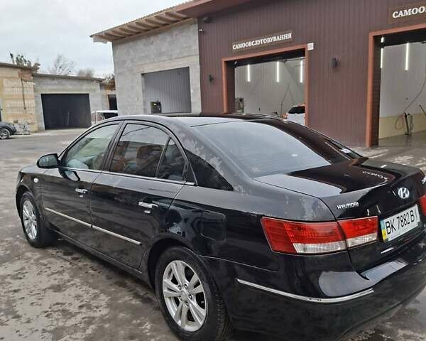 Черный Хендай Соната, объемом двигателя 2 л и пробегом 264 тыс. км за 5400 $, фото 4 на Automoto.ua