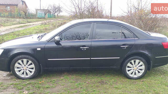 Черный Хендай Соната, объемом двигателя 2.4 л и пробегом 275 тыс. км за 6000 $, фото 2 на Automoto.ua