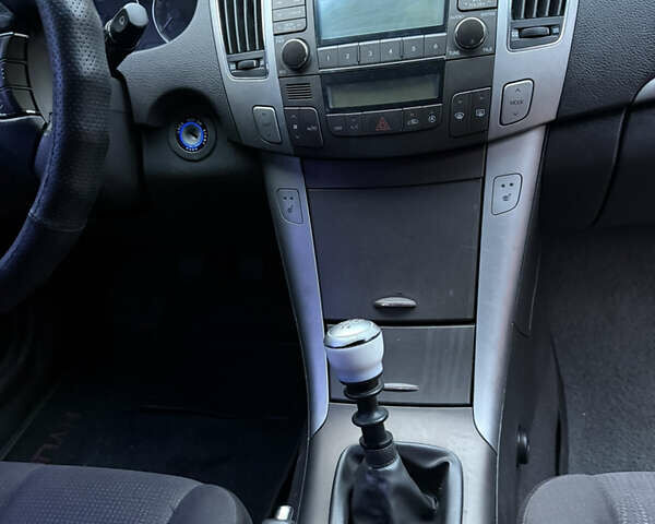 Черный Хендай Соната, объемом двигателя 0 л и пробегом 210 тыс. км за 6550 $, фото 9 на Automoto.ua