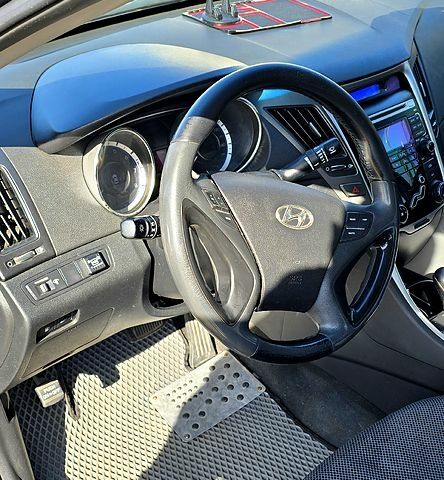 Черный Хендай Соната, объемом двигателя 2 л и пробегом 190 тыс. км за 7500 $, фото 9 на Automoto.ua