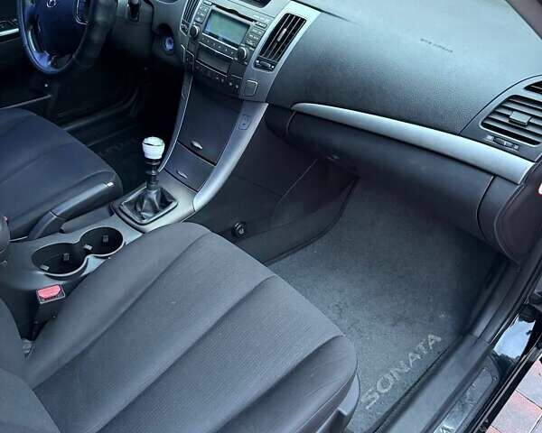 Чорний Хендай Соната, об'ємом двигуна 2 л та пробігом 230 тис. км за 5900 $, фото 1 на Automoto.ua
