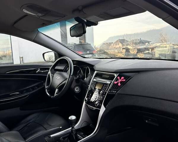 Черный Хендай Соната, объемом двигателя 2 л и пробегом 237 тыс. км за 7500 $, фото 5 на Automoto.ua