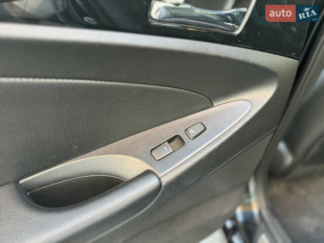 Черный Хендай Соната, объемом двигателя 2.4 л и пробегом 270 тыс. км за 9200 $, фото 28 на Automoto.ua