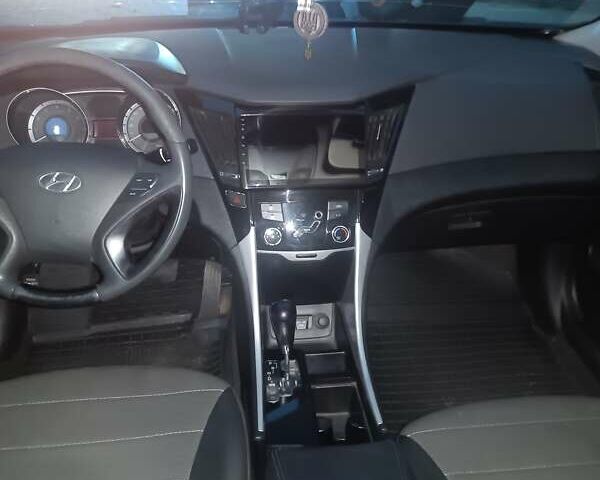 Черный Хендай Соната, объемом двигателя 2 л и пробегом 350 тыс. км за 7500 $, фото 5 на Automoto.ua