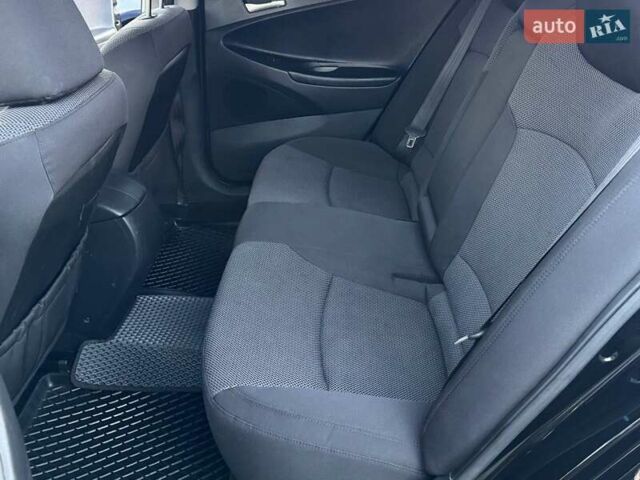 Чорний Хендай Соната, об'ємом двигуна 2 л та пробігом 133 тис. км за 10000 $, фото 16 на Automoto.ua