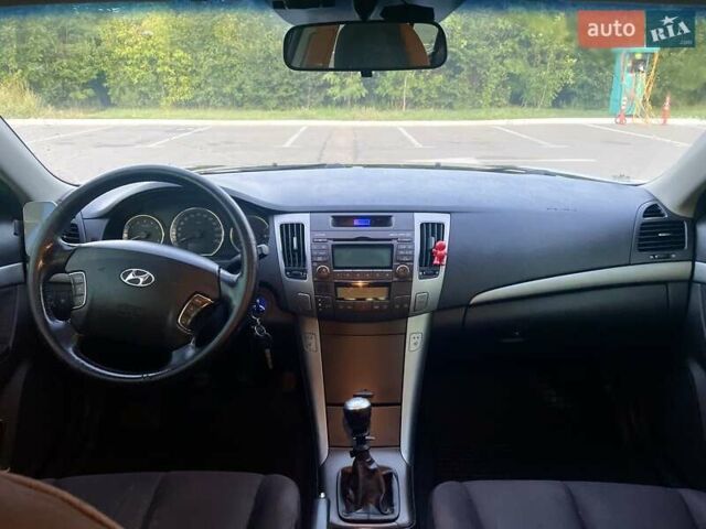 Черный Хендай Соната, объемом двигателя 2 л и пробегом 270 тыс. км за 6900 $, фото 1 на Automoto.ua