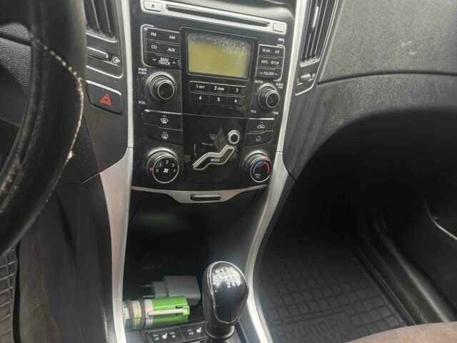 Черный Хендай Соната, объемом двигателя 2 л и пробегом 170 тыс. км за 6100 $, фото 6 на Automoto.ua