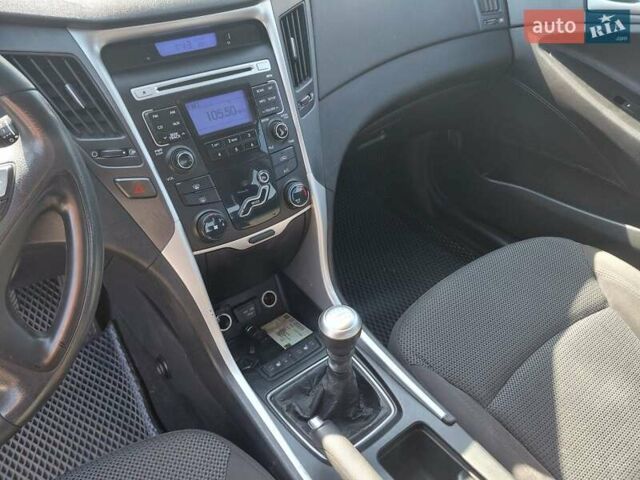 Чорний Хендай Соната, об'ємом двигуна 2 л та пробігом 180 тис. км за 7500 $, фото 12 на Automoto.ua