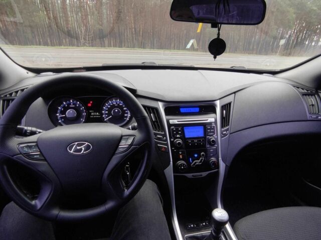 Черный Хендай Соната, объемом двигателя 2 л и пробегом 292 тыс. км за 7000 $, фото 7 на Automoto.ua