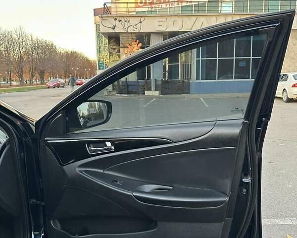 Черный Хендай Соната, объемом двигателя 2 л и пробегом 216 тыс. км за 8750 $, фото 7 на Automoto.ua