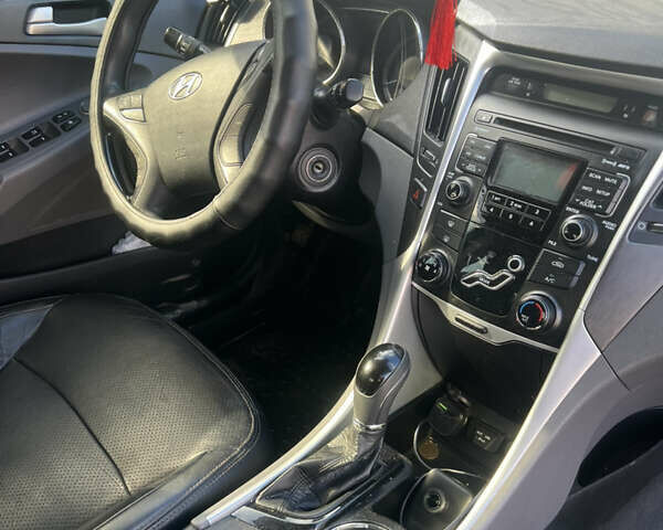 Черный Хендай Соната, объемом двигателя 2.36 л и пробегом 178 тыс. км за 7000 $, фото 4 на Automoto.ua