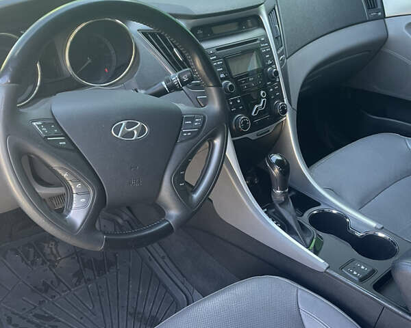 Чорний Хендай Соната, об'ємом двигуна 2.4 л та пробігом 197 тис. км за 10500 $, фото 9 на Automoto.ua