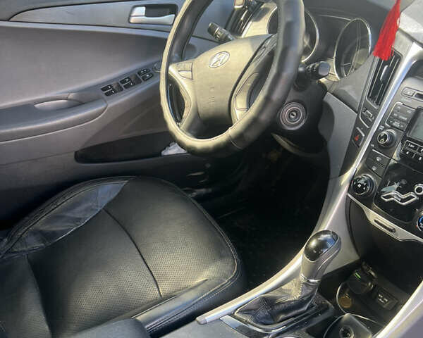 Черный Хендай Соната, объемом двигателя 2.36 л и пробегом 178 тыс. км за 7000 $, фото 3 на Automoto.ua