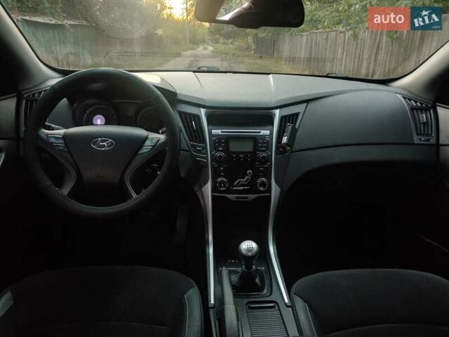 Черный Хендай Соната, объемом двигателя 2 л и пробегом 176 тыс. км за 8700 $, фото 1 на Automoto.ua