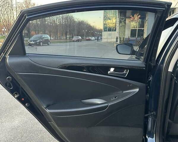 Черный Хендай Соната, объемом двигателя 2 л и пробегом 216 тыс. км за 8750 $, фото 4 на Automoto.ua