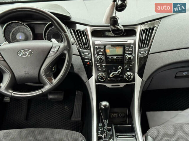 Хендай Соната 2011 у Вінниці на Automoto.ua Чорний Хендай Соната, об'ємом двигуна 2 л та пробігом 118 тис. км за 9500 $, фото 21 на Automoto.ua