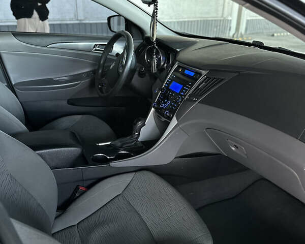 Черный Хендай Соната, объемом двигателя 2.36 л и пробегом 243 тыс. км за 8500 $, фото 23 на Automoto.ua