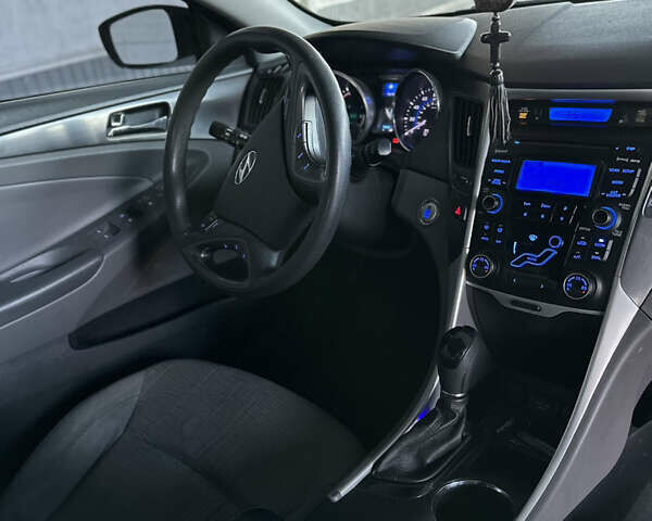 Черный Хендай Соната, объемом двигателя 2.36 л и пробегом 243 тыс. км за 8500 $, фото 24 на Automoto.ua