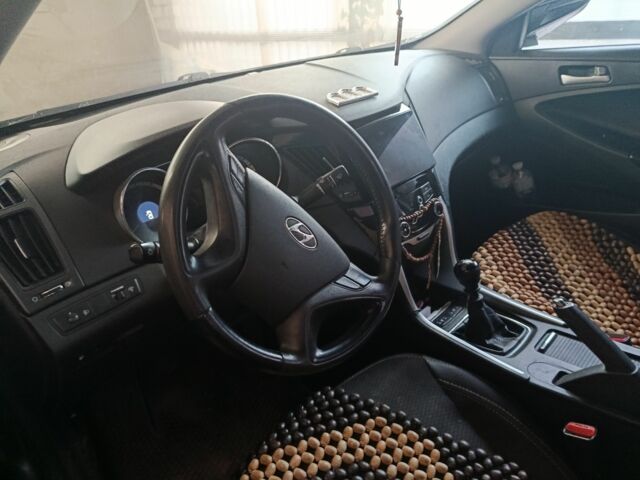 Черный Хендай Соната, объемом двигателя 2 л и пробегом 166 тыс. км за 9500 $, фото 4 на Automoto.ua