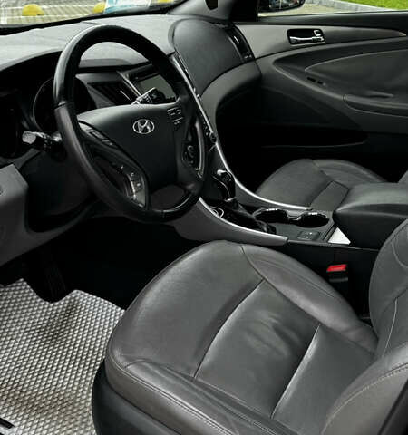 Чорний Хендай Соната, об'ємом двигуна 2.36 л та пробігом 260 тис. км за 8300 $, фото 6 на Automoto.ua