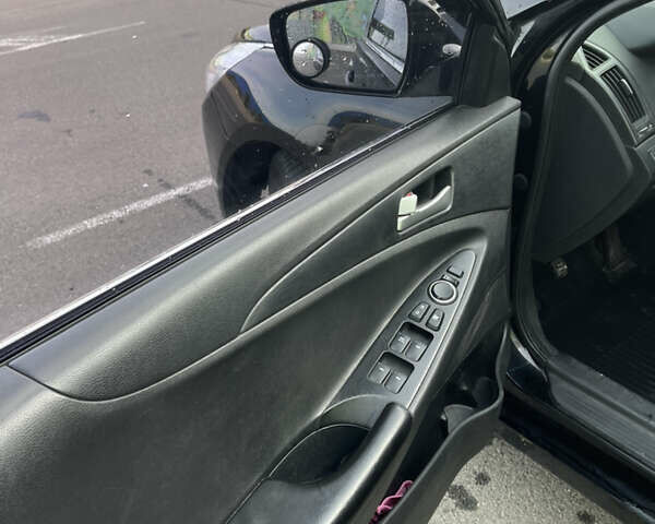 Черный Хендай Соната, объемом двигателя 2 л и пробегом 200 тыс. км за 6800 $, фото 12 на Automoto.ua