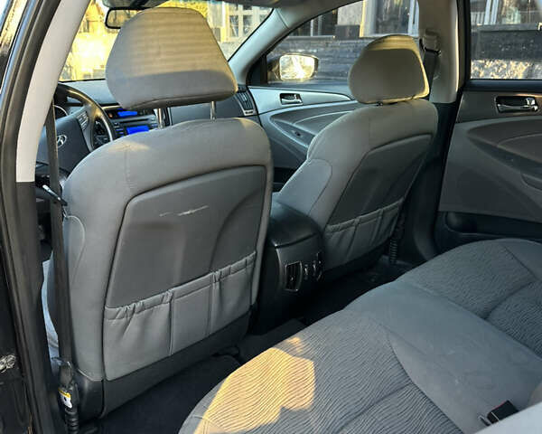 Черный Хендай Соната, объемом двигателя 2.36 л и пробегом 243 тыс. км за 8500 $, фото 16 на Automoto.ua