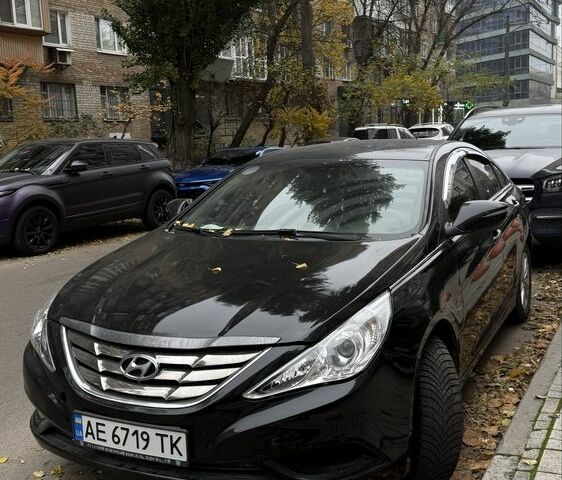 Черный Хендай Соната, объемом двигателя 2 л и пробегом 300 тыс. км за 6000 $, фото 1 на Automoto.ua